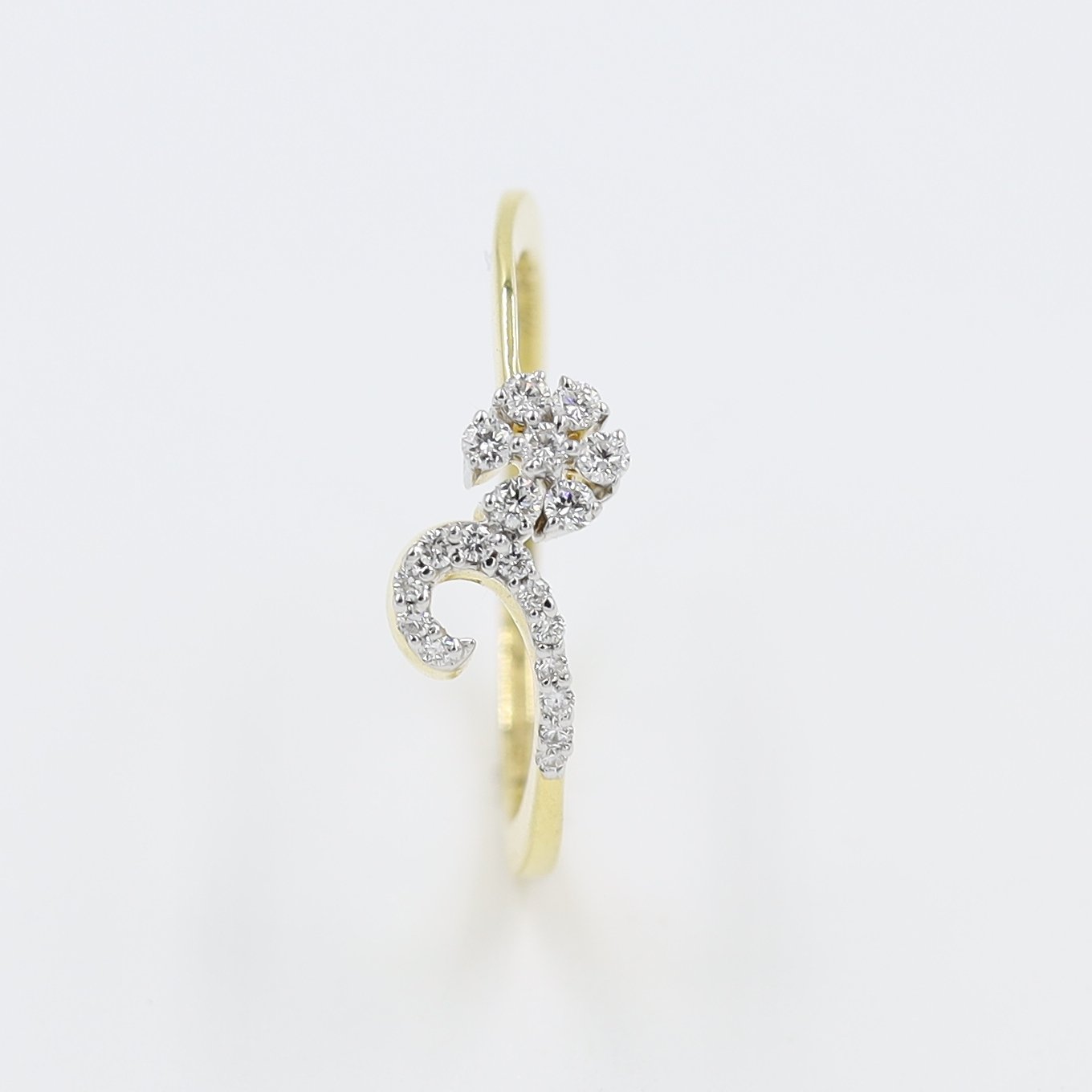 Floral Dazzling 14 Karat Gold And Diamond Finger Ring