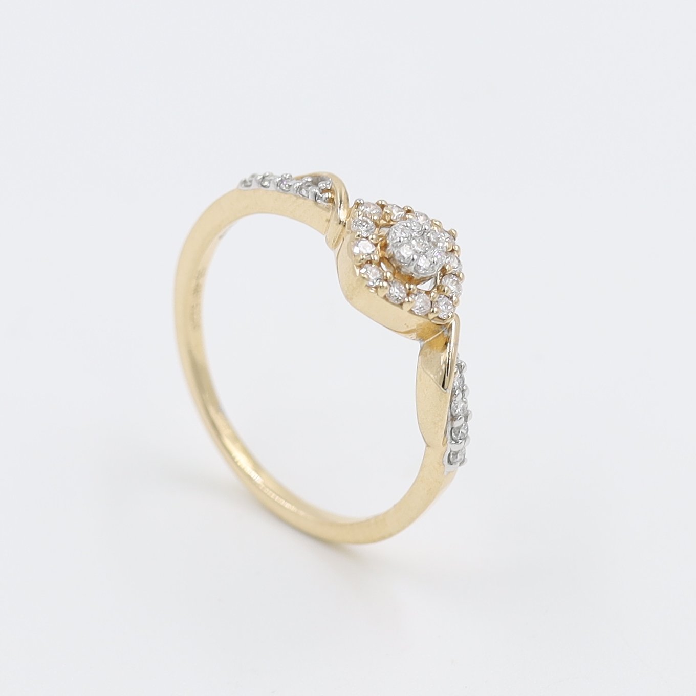 14Kt Attractive Gold And Diamond Ring