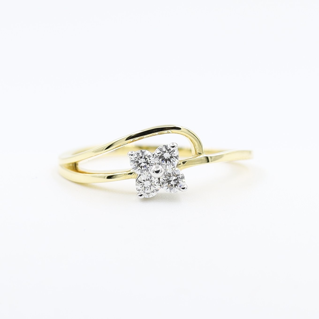 Gorgeous 14 Karat Yellow Gold And Diamond Interlock Ring